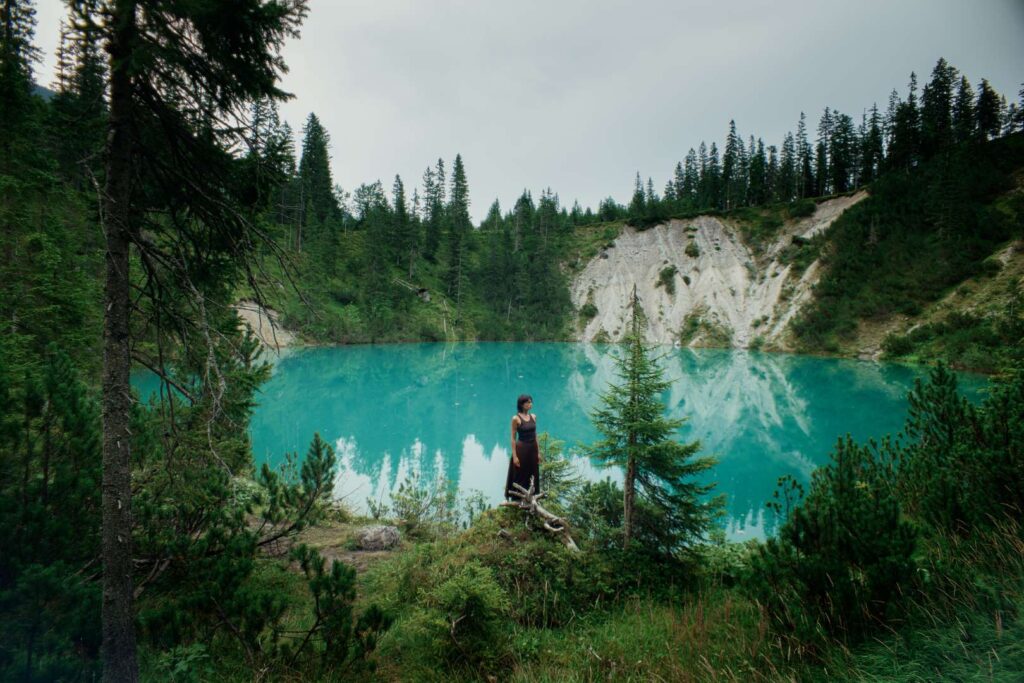 türkiser See mit Frau
